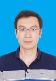 穿着蓝色衬衫的男子描述已自动生成